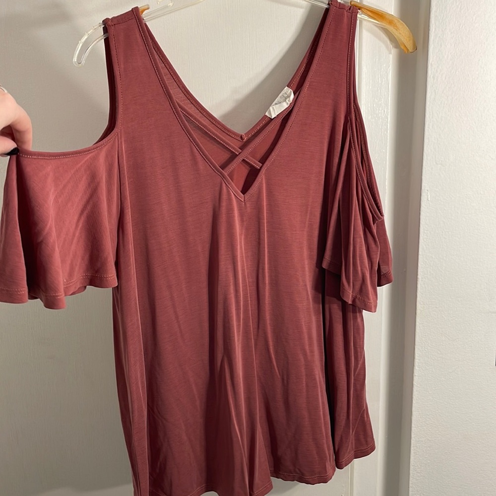 Light red peekaboo shoulder t-shirt